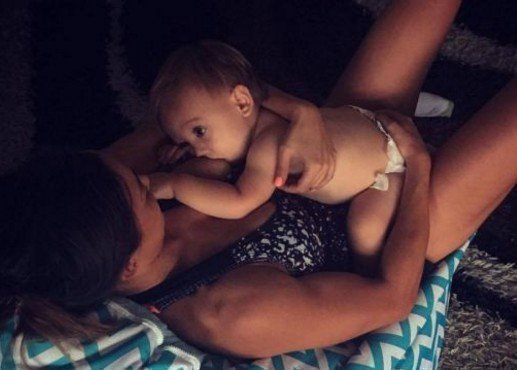 Μοντέλο απαντά στα αρνητικά σχόλια για τις φωτογραφίες θηλασμού του 16 μηνών γιου της